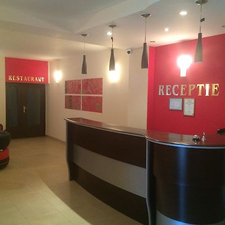 Hotel Fiama Otelu Rosu Экстерьер фото