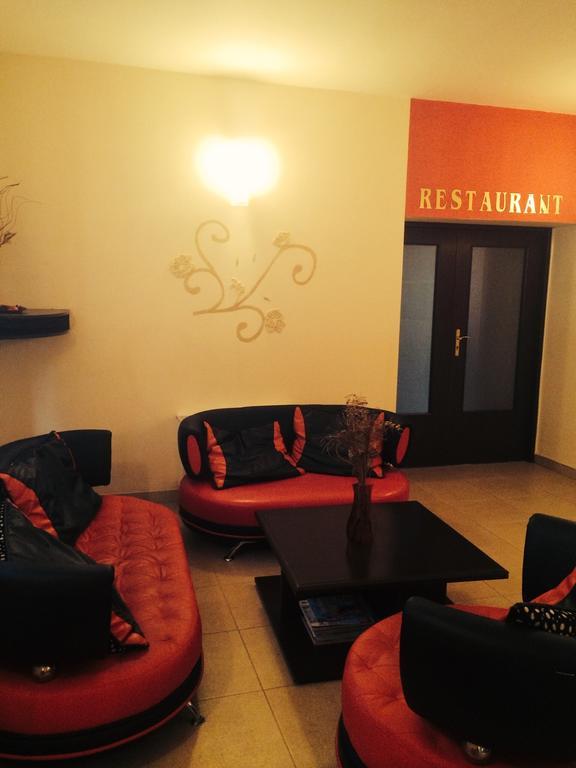 Hotel Fiama Otelu Rosu Экстерьер фото