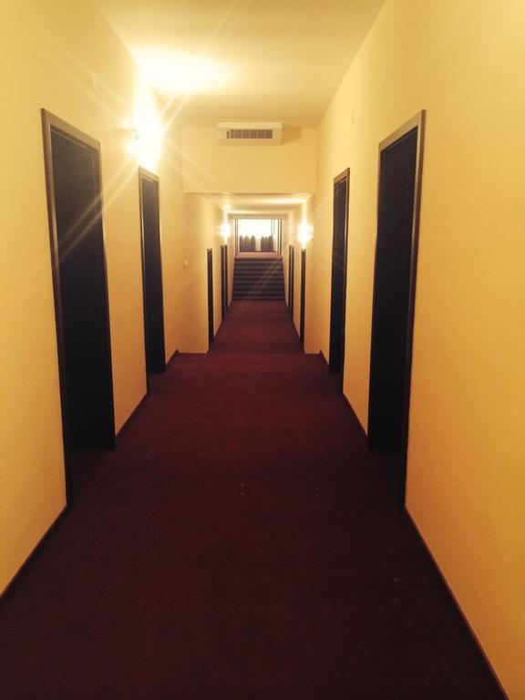 Hotel Fiama Otelu Rosu Экстерьер фото